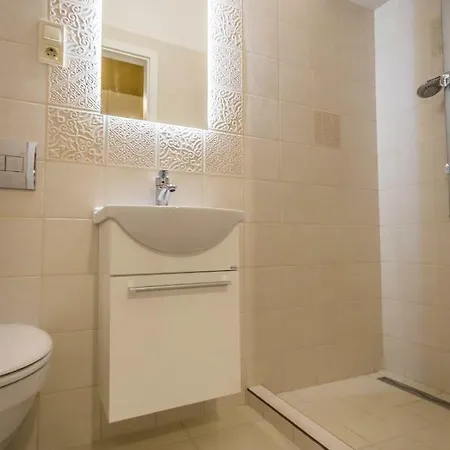 Spacious 3br By Fashion Street